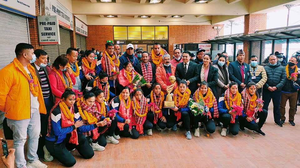 स्वर्ण विजेता महिला भालिबल टोली स्वदेश फिर्ता, विमानस्थलमा भव्य स्वागत 